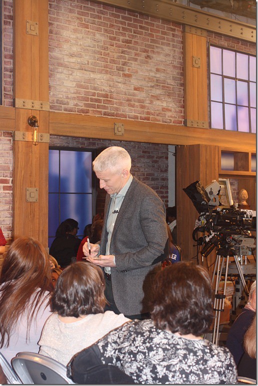 anderson-cooper-signing-autographs