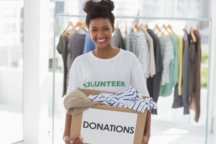 black-woman-volunteering